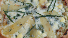 Pizza aux poireaux et emmental