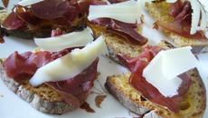 Petite tartine sucrée salée au fromage de brebis