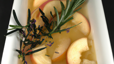 Compote de pommes au romarin