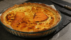 Tarte saumon fumé, ail et fines herbes