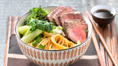 Wok de nouilles au poulet et aux pousses de haricots mungo