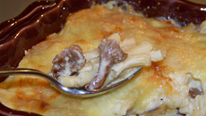 Gratin de macaronis aux girolles et au fromage à raclette