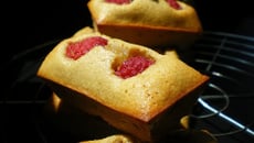 Financiers aux framboises et pâte à pistache