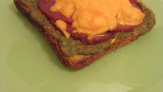 Tartines au pesto, lomo et mimolette vieillie