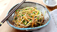 Salade de nouilles Soba, carottes et courgettes