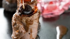 Brochette de canard au Mon chéri. Scone tout noir.