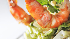 Gambas sautées et wok de chou chinois, vinaigrette de chocolat