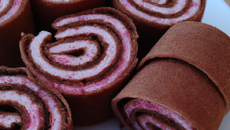 Biscuit roulé à la framboise et au cacao