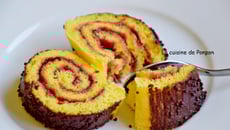 Biscuit roulé garni de confiture de framboise