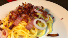 Bucatini aux lardons, poivron et oignon