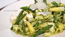 Tagliatelle aux asperges et à la feta, pesto de roquette et noix