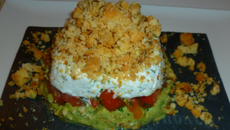 Crumble de tomate basilic au miel et sa crème de fromage frais. Le tout servi sur une mousse d'avocat.