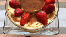 Tiramisu gourmand aux fraises et pointe de rhum