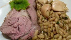Gigot raccourci confit, aux gousses d'ail et chevriers verts
