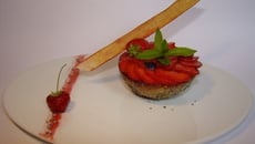 Rhubarbe et violette.....comme un clafoutis....carpaccio de fraises au poivre long, chips de rhubarbe...... jus de fraise mentholé