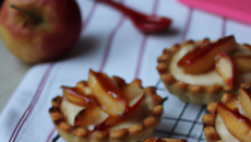 Tartelettes individuelles aux pommes sur confiture de lait