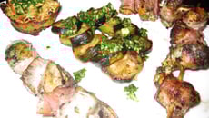 Brochettes de saumon au lard, courgettes persillées et gratin dauphinois aillé