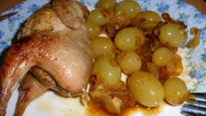 Cailles farcies au foie gras et aux raisins blancs