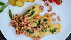 Filets de sole au beurre de sauge et crevettes grises