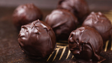 Chocolats fourrés au praliné.