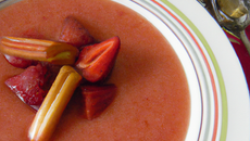 Soupe de rhubarbe vanillée aux fraises et spéculoos