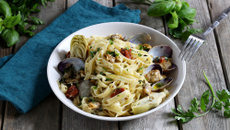 Tagliatelles aux palourdes, artichauts et tomates séchées