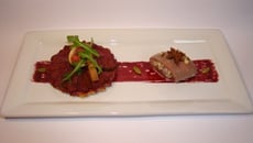 Poire et figue pochée aux épices façon tatin, filet de canard farci au beurre de roquefort et noix, réduction de vin épicé