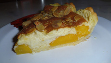 Tarte soufflée aux pêches et aux amandes