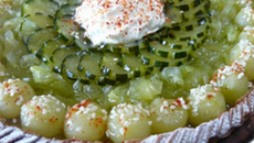 La tarte aux concombres du Lot-et-Garonne, crème fouettée au piment d"Espelette