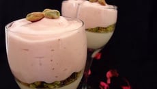 Panna cotta au chocolat blanc, chiboust à la fraise et à la pistache