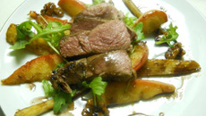 Marcassin, salade chaude aux panais, pommes, noix et sirop de Liège