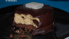 Mousse au caramel au beurre salé sur biscuits aux cookies - Glaçage au chocolat