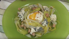 Salade tiède de poireaux, roquefort et œuf poché