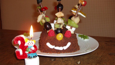 Brochettes de fruits frais et de bonbons version anniversaire d'enfants