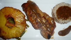 Côtes de porc à l'ananas, petits légumes et basmati