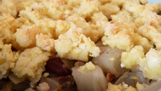 Crumble d'endives, noisettes et raisins secs à la fêta