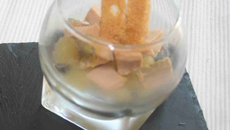 Compotée de poire au foie gras, mouillette de pain d'épices