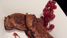 Escalopes de foie gras poêlées au pain d'épices et fruits frais