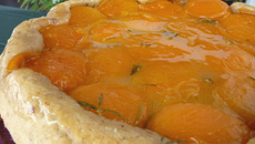 Tatin d'abricots à la noisette et au romarin