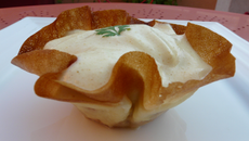 Tartare de saumon en corolle de feuilles de brick, et espuma coco curry