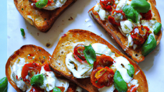 Toasts de ricotta, basilic et tomates séchées
