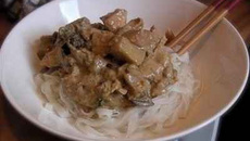 Curry de pommes et d'aubergines au poulet