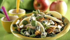 Salade de mâche, poulet, pommes et Saint Agur à l'huile de noix