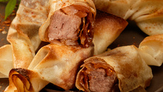 Dés de langue de bœuf et échalotes confites en feuille de brick