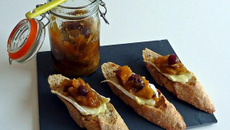 Crostini au chutney de pomme et au brie