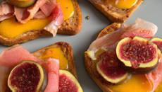Tartines de jambon cru et figues fraîches, gaspacho de mangue