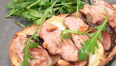 Tartine d'agneau Presto aux figues, chèvre, miel et herbes de Provence