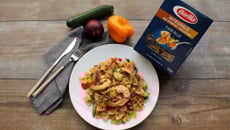 Farfalle integrali aux légumes sautés, gambas, roquette