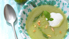 Gaspacho de tomates green zebra à la sauce tabasco® vert, siphon de burrata et coulis de basilic épicé