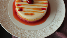 Gâteau au rhum avec coulis de fraise et cerise